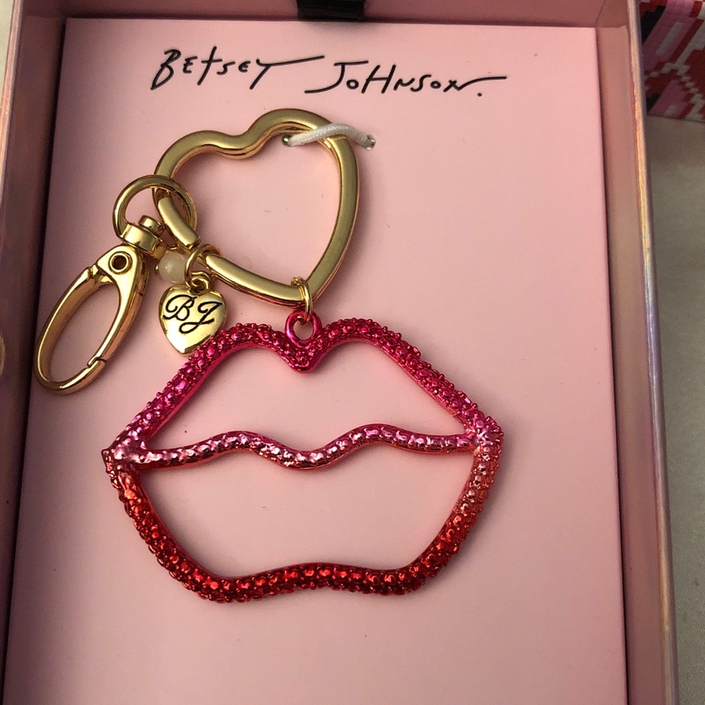 Betsey Johnson Gold Tone Key Ring Open Frame Red & Pink Ombre Lip Charm NWT
